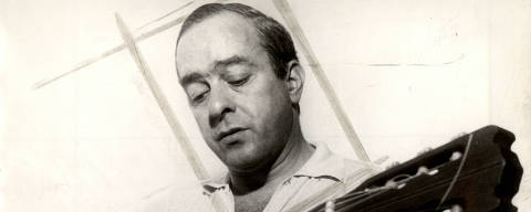 LOCAL DESCONHECIDO, 02-06-1959: Literatura: o jornalista e poeta Vinicius de Moraes, tocando violão. (Foto: Acervo UH/Folhapress)