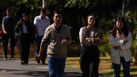 SÃO PAULO-SP, BRASIL 17-06-2025 - Funcionário da empresa Huawei saindo do prédio e caminhando pela Avenida Dr. Chucri Zaidan, no bairro Chácara Santo Antônio (Zona Sul).  (Foto: Rafaela Araújo/Folhapress, Mercado) ***EXCLUSIVO**
