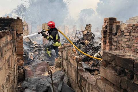This handout photograph taken and released by Ukrainian State Emergency Service on July 9, 2025, shows a firefighter extinguishing a fire after a Russian attack in Zhytomyr region, amid the Russian invasion of Ukraine. (Photo by Handout / Ukrainian State Emergency Service / AFP) / XGTY / RESTRICTED TO EDITORIAL USE - MANDATORY CREDIT 