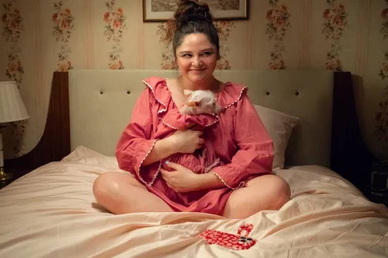 Quem é Megan Stalter, atriz que viralizou na pandemia e agora estrela 'Too Much'