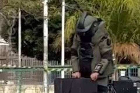 SÃO PAULO (SP) - 9.7.25 - Agente do Esquadrão Antibombas da Polícia Militar analisa granada encontrada nesta quarta-feira (9) na praça Franklin Roosevelt, centro de SP