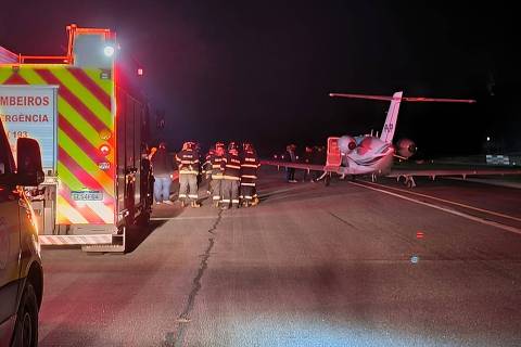SÃO PAULO (SP) - 9.7.25 - Bombeiros acompanham avião que fez pouso de emergência com pneu furado em Jundiaí (SP), na noite desta quarta-feira (9) 