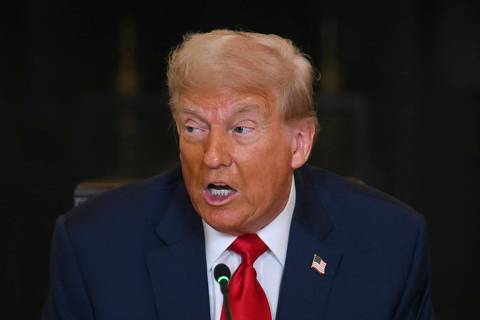Dólar abre em forte alta e Bolsa em queda após anúncio de Trump de sobretaxa de 50% ao Brasil
