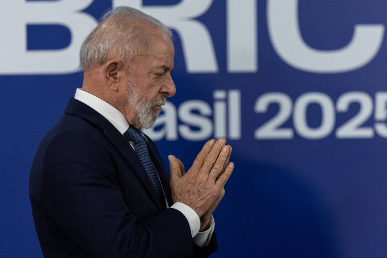 Lula diz que Bolsonaro deve assumir responsabilidade porque concorda com tarifas de Trump