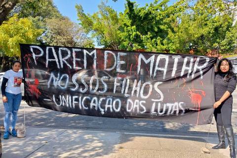 Joice Silva, mãe de Guilherme Guedes, e SilvIA Cárdenas, mãe de Marco Aurélio, durante ato em São Paulo
