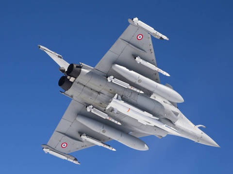 Caça Rafale da Força Aérea Francesa armado com míssil de ataque nuclear ASMPA-R (no centro do avião) e modelos ar-ar. Crédito MBDA/ Divulgação DIREITOS RESERVADOS. NÃO PUBLICAR SEM AUTORIZAÇÃO DO DETENTOR DOS DIREITOS AUTORAIS E DE IMAGEM