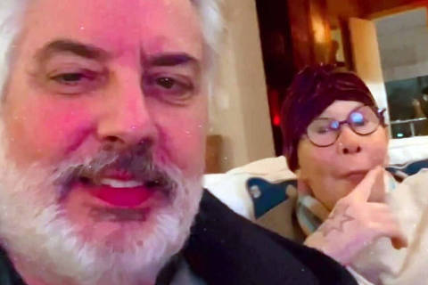 O músico Roberto de Carvalho, marido de Rita Lee, dividiu com os fãs sua última foto ao lado da amada; cantora faleceu em 2023