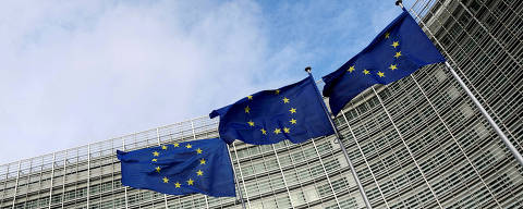 FILE PHOTO: European Union flags fly outside the European Commission in Brussels, Belgium November 8, 2023. REUTERS/Yves Herman/File Photo ORG XMIT: FW1