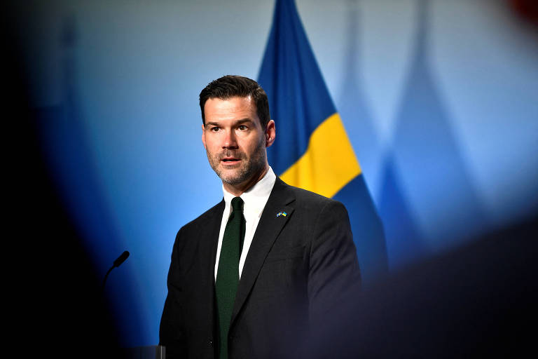 Ministro da Suécia se diz chocado com vínculo do filho adolescente com neonazistas