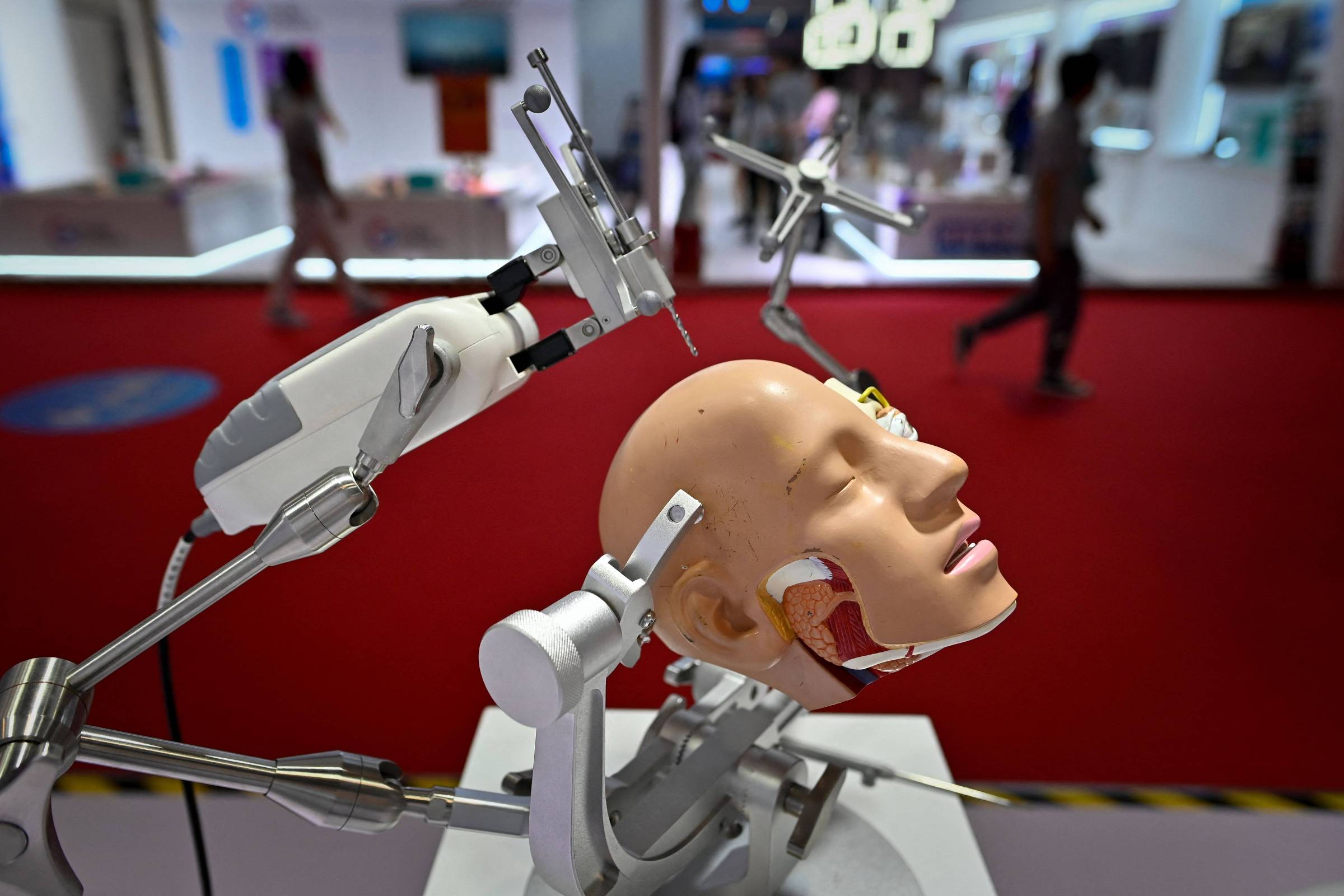 Robô com inteligência artificial alcança autonomia total em procedimento cirúrgico pela 1ª vez