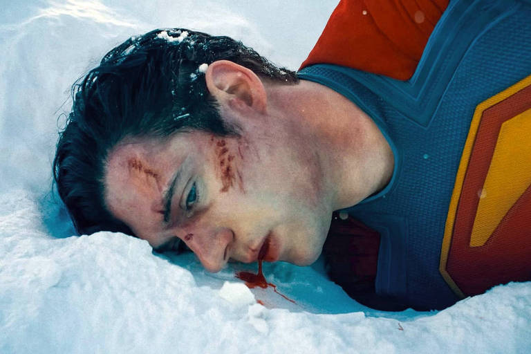Como admirar um Superman que mais apanha do que bate?