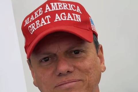 Tarcísio de Freitas com boné MAGA (Make América Great Again) em apoio a Donald Trump. (FOTO: Tarcísio de Freitas no Instagram)