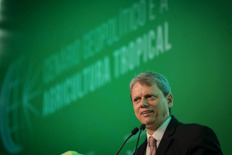 Numa tentativa de sair da defensiva e se colocar como negociador, o político se encontrou nesta sexta-feira (11) com o encarregado de negócios da embaixada americana no Brasil, Gabriel Escobar