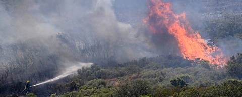 FILE PHOTO: French firefighters work to contain a fire as trees burn in the Fontfroide massif, as wildfires continue to spread during a heatwave near Narbonne in southern France, July 8, 2025. REUTERS/Alexandre Dimou/File Photo ORG XMIT: FW1