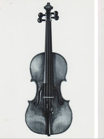 Violino Stradivarius pertencente à família Mendelssohn-Bohnke em fotografia antes de desaparecer durante a Segunda Guerra Mundial