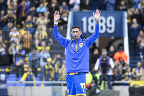 TOPSHOT - Rosario Central's forward #11 Angel di Maria greets fans in his debut during the Argentine Professional Football League 2025 Clausura Tournament between Rosario Central and Godoy Cruz at the Gigantes de Arroyito Stadium in Rosario, Argentina, on July 12, 2025. (Photo by Marcelo Manera / AFP)