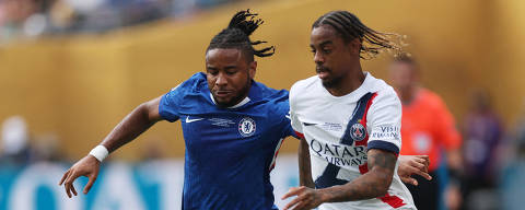 Soccer Football - FIFA Club World Cup - Final - Chelsea v Paris St Germain - MetLife Stadium, East Rutherford, New Jersey, U.S. - July 13, 2025 Paris St Germain's Bradley Barcola in action with Chelsea's Christopher Nkunku REUTERS/Lee Smith