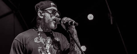 Henrique Fogaça com sua banda de hardcore Oitão