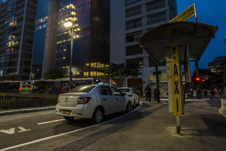 Lula anuncia fim de taxa para taxistas em aceno à categoria
