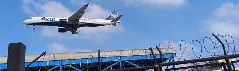 SÃO PAULO (SP) - 28.6.5 - Avião da Azul durante pouso no aeroporto de Congonhas (SP)
