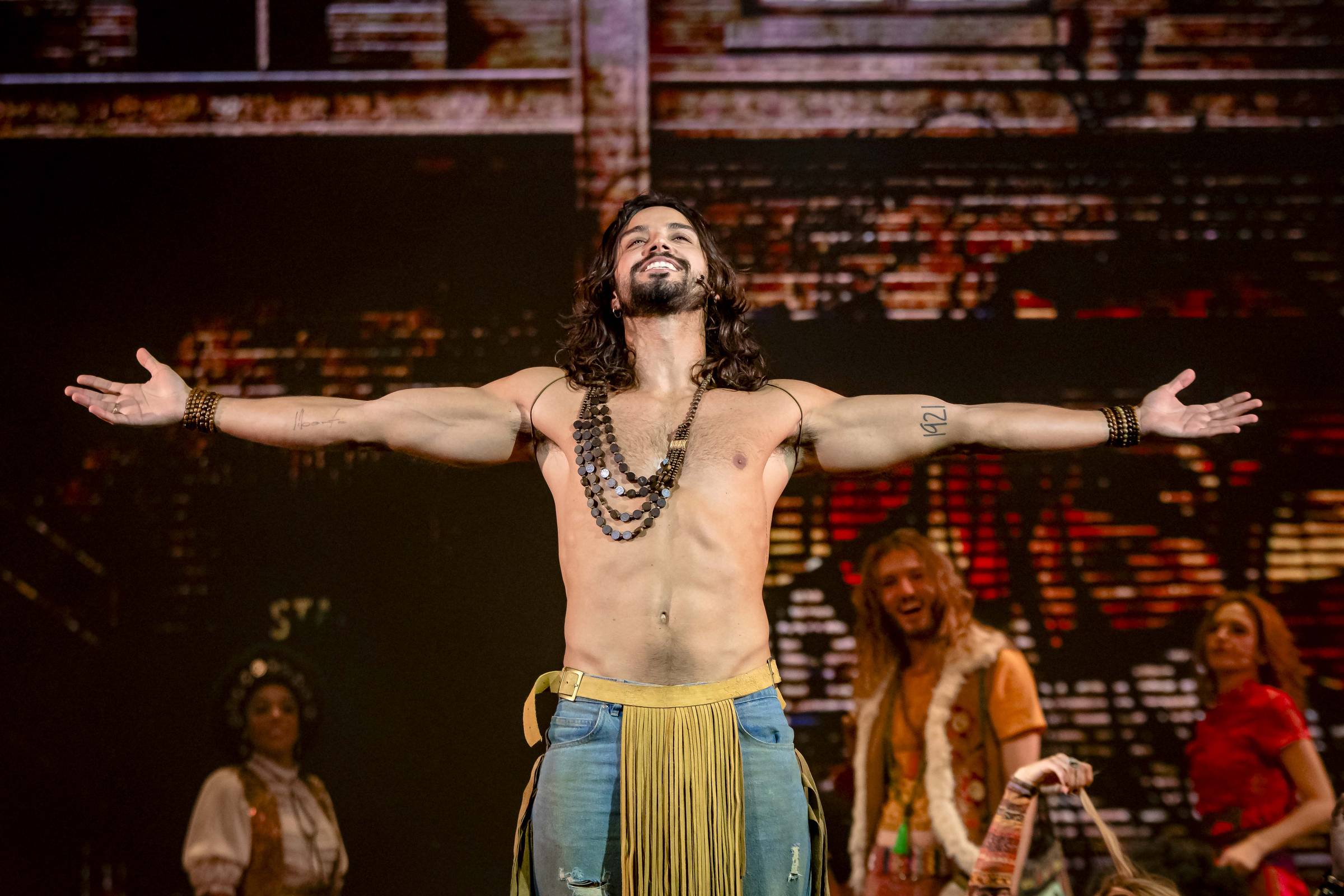 'Hair', com Rodrigo Simas, marca a inauguração do teatro BTG Pactual Hall