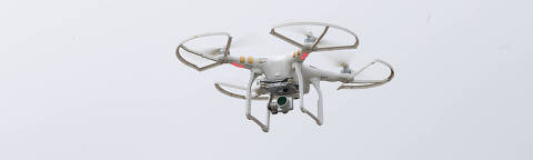 SÃO PAULO 19/12/2017 No Guaruja  drones serão usados para fazer o monitoramento durante a virada de Ano-Novo.GCM sobrevoa a praia de Pitangueiras com drone.  (FOTO:  Robson Ventura // Folhapress) ***  EMBARGADA PARA VEICULOS ONLINE  *** UOL E FOLHA .COM  E FOLHAPRESS CONSULTAR FOTOGRAFIA DO AGORA ***  FONES 32242169 3224 3342 ***