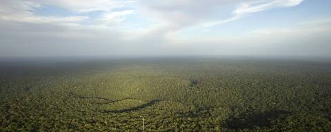 A view is seen from the Amazon Tall Tower Observatory (ATTO) in Sao Sebastiao do Uatuma in the middle of the Amazon forest in Amazonas state January 10, 2015. The Amazon Tall Tower Observatory is a project of Brazil's National Institute of Amazonian Research and Germany's Max Planck Institute and will be equipped with high-tech instruments and an observatory to monitor relationships between the jungle and the atmosphere from next July. According to the institutes, ATTO will gather data on heat, water, carbon gas, winds, cloud formation and weather patterns. Picture taken on January 10, 2015. REUTERS/Bruno Kelly (BRAZIL - Tags: ENVIRONMENT SCIENCE TECHNOLOGY TPX IMAGES OF THE DAY) ORG XMIT: BRA111