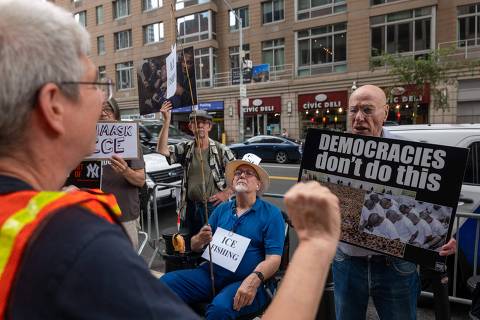 NEW YORK, NEW YORK - JULY 10: Activists hold a protest outside of immigration court at the Jacob K. Javitz Federal Building on July 10, 2025 in New York City. The protest is one of many in support of migrants and against Immigration and Customs Enforcement (ICE) as they continue their stepped-up tactics of detaining people during routine check-ins or showing up to court for their immigration hearings.   Spencer Platt/Getty Images/AFP (Photo by SPENCER PLATT / GETTY IMAGES NORTH AMERICA / Getty Images via AFP)