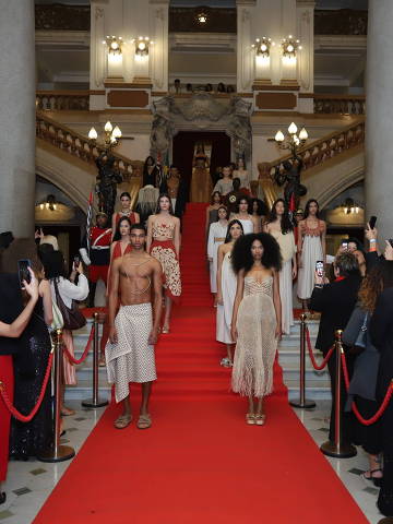 Desfile de Maurício Duarte em evento que celebra ano da França no Brasil, no Theatro Municipal