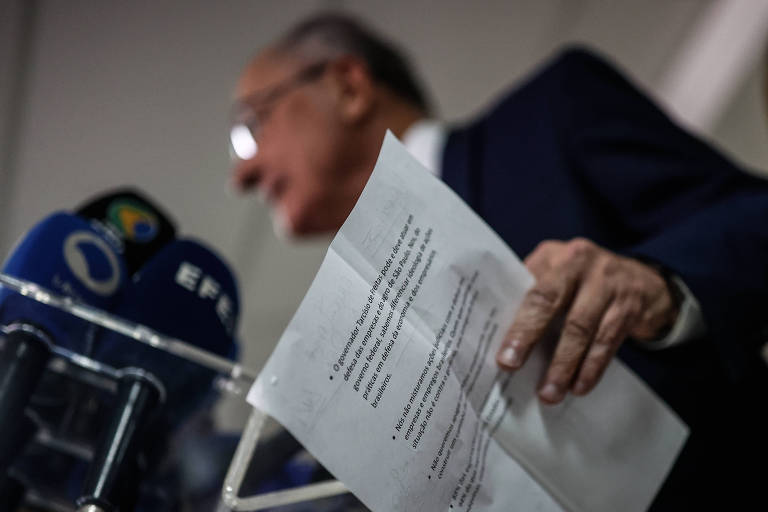 Papel na mão de Alckmin diz que Tarcísio 'pode e deve' defender SP de sobretaxa de Trump; veja foto