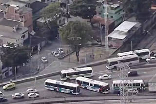 Bandidos fazem barricadas no Rio