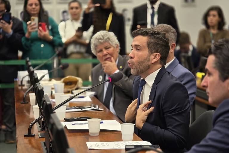 Vídeo: Janones diz que adversários apalparam seu pênis, e bolsonaristas caem na risada