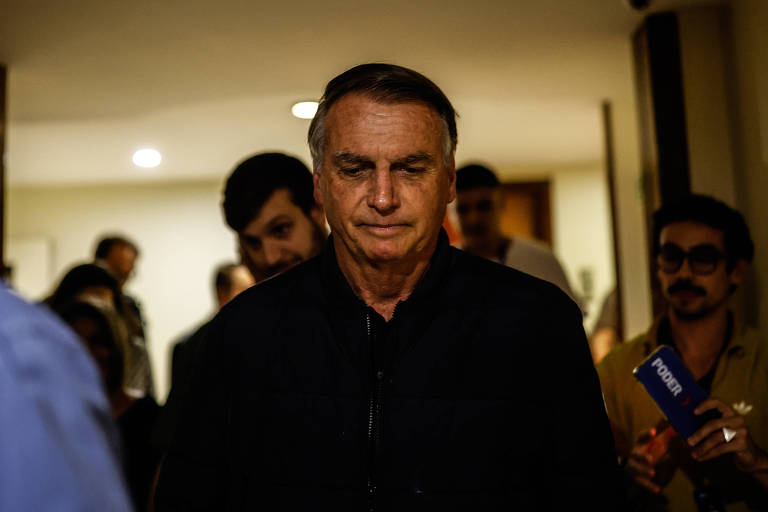 Bolsonaro diz ter paixão por Trump, pede passaporte para falar com ele e nega ação de Eduardo