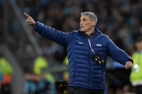Fortaleza's Argentine head coach Juan Pablo Vojvoda gestures during the Copa Libertadores group stage football match between Argentina's Racing and Brazil's Fortaleza at the Juan Domingo Peron (El Cilindro) stadium, in Avellaneda, Buenos Aires province, Argentina, on May 29, 2025. (Photo by JUAN MABROMATA / AFP)