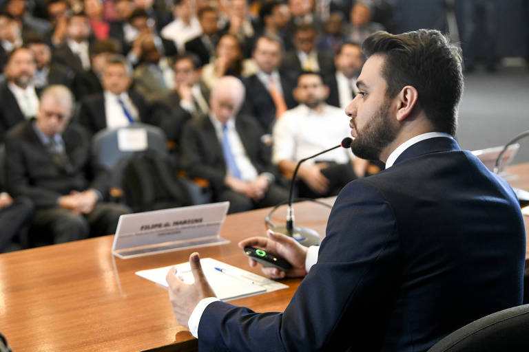 Controvérsia sobre ida de Filipe Martins aos EUA tem vaivém e gera contestação