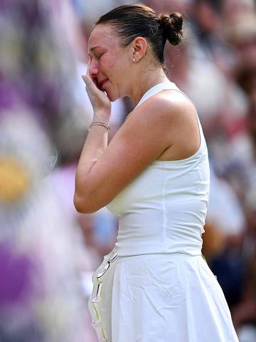 US player Amanda Anisimova speaks and reacts following her defat against Poland's Iga Swiatek at the end of their women's singles final tennis match on the thirteenth day of the 2025 Wimbledon Championships at The All England Lawn Tennis and Croquet Club in Wimbledon, southwest London, on July 12, 2025. (Photo by Kirill KUDRYAVTSEV / AFP) / RESTRICTED TO EDITORIAL USE