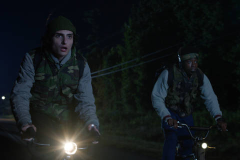 STRANGER THINGS. (L to R) Finn Wolfhard as Mike Wheeler and Caleb McLaughlin as Lucas Sinclair in STRANGER THINGS. Cr. Courtesy of Netflix © 2025