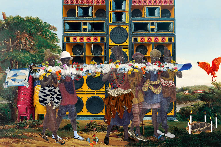 A imagem apresenta um grupo de pessoas em uma celebração, segurando flores e dançando em frente a um grande sistema de som. O fundo é uma paisagem verdejante com árvores e um céu claro. As pessoas estão vestidas com roupas coloridas e tradicionais, e o sistema de som é composto por várias caixas de som empilhadas, destacando-se em amarelo e vermelho. Há também um elemento decorativo em forma de pássaro vermelho no canto direito da imagem.