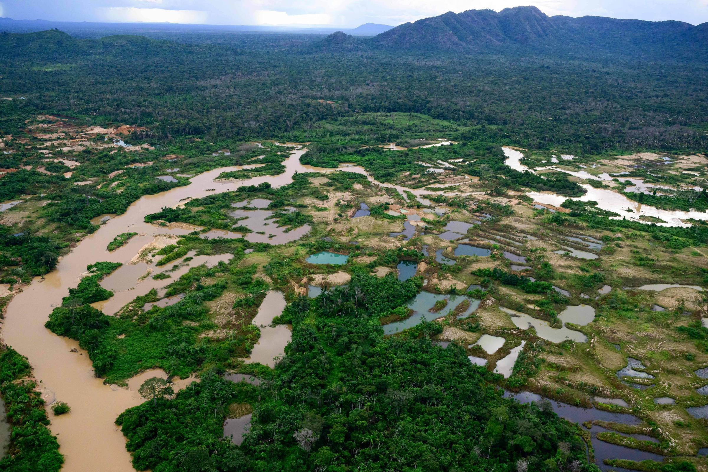 Vídeo mostra destruição da floresta amazônica pelo garimpo no território Kayapó