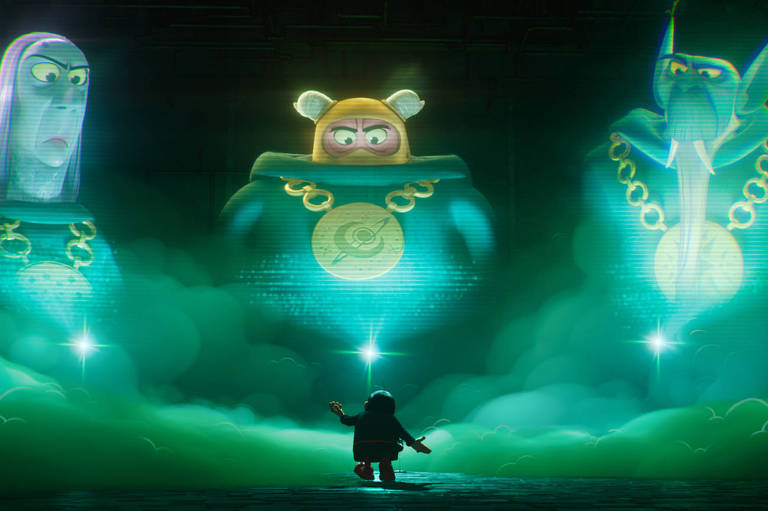 A imagem mostra um personagem pequeno em uma sala escura, cercado por uma névoa verde. À sua frente, há três hologramas de personagens, dois deles com aparência de robôs e um com uma aparência mais humana. Os hologramas estão iluminados em tons de azul e verde, e cada um deles usa colares grandes e brilhantes. O ambiente parece tecnológico e futurista, com elementos de uma fábrica ou laboratório ao fundo.