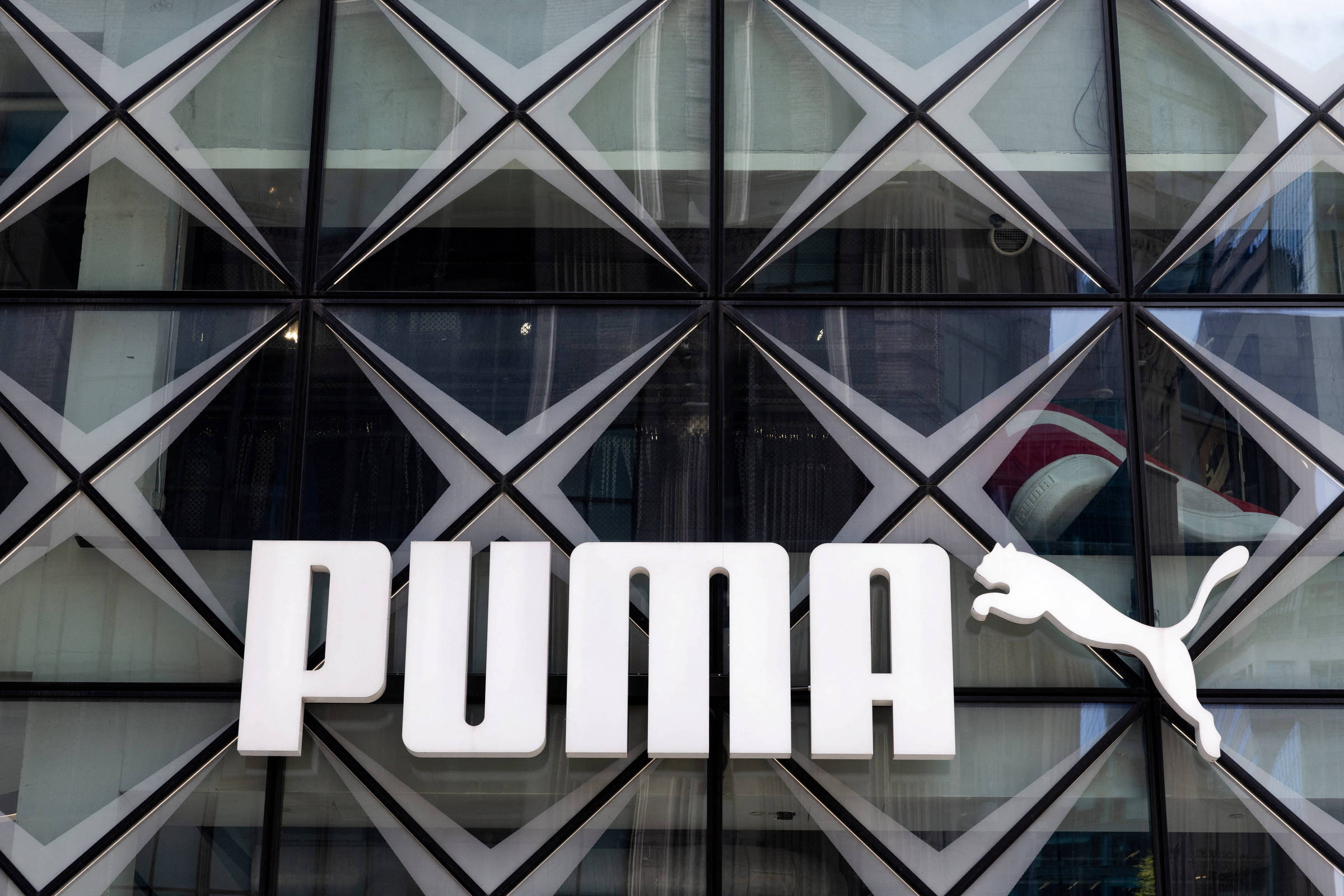 Puma vence processo por cópia de marca que ganhou fama com Pelé