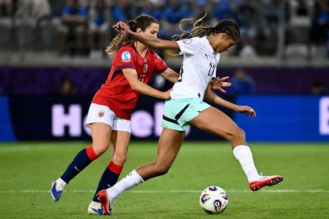 Norway's defender #04 Tuva Hansen and Iceland's forward #23 Sveindis Jane Jonsdottir fight for the ball during the UEFA Women's Euro 2025 Group A football match between Norway and Iceland at the Arena Thun stadium in Thun on July 10, 2025. (Photo by SEBASTIEN BOZON / AFP)