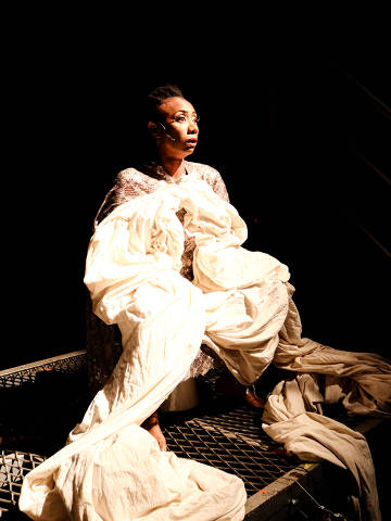 Cena da montagem de '7 Gatinhos', no Teatro Oficina