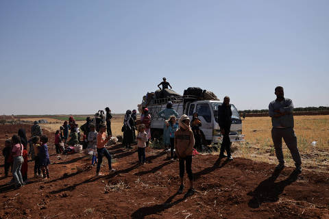 People gather on land between Deraa and Sweida, after scores of others have been killed this week in violence in and around the predominantly Druze city of Sweida, pitting fighters from the Druze minority against government security forces and members of Bedouin tribes, in Deraa, Syria July 17, 2025. REUTERS/Khalil Ashawi ORG XMIT: LIVE
