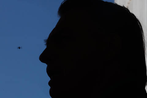 BRASILIA,DF, 17-07-2025:  O ex presidente Jair Bolsonaro em coletiva de imprensa em frente ao Senado Federal . Na imagem, com uma abelha (FOTO: Gabriela Biló/Folhapress, POLITICA)