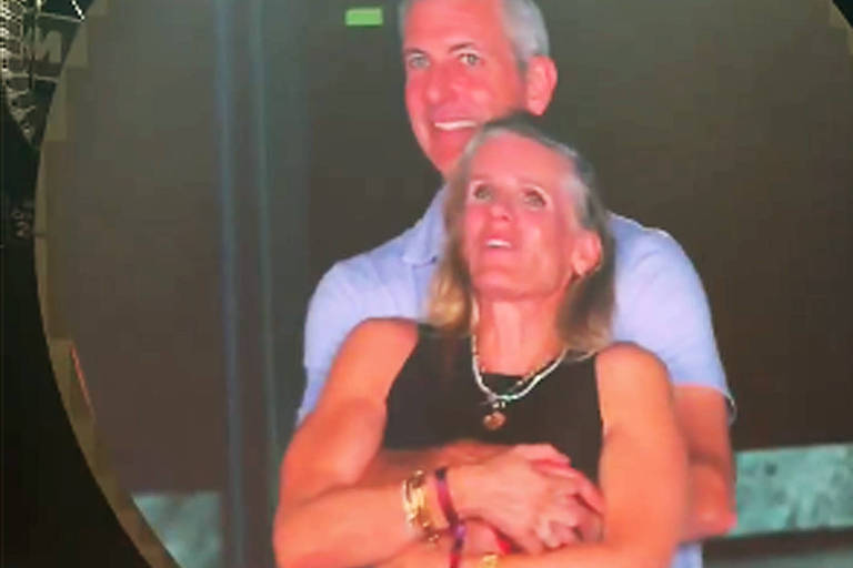 Dono de empresa de tecnologia é flagrado em clima de romance com suposta amante em show do Coldplay