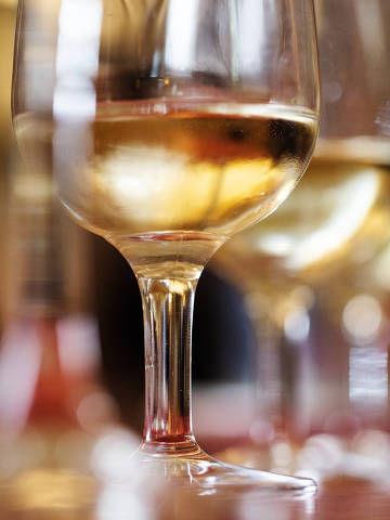 Sao Paulo, SP, BRASIL, 03-03-2023:  Degustacao de Vinhos Brancos:  Detalhes de tacas  durante degustacao  e prova  as cegas de vinhos brancos no restaurante Tordesilhas, no Jardins. (Foto: Eduardo Knapp/Folhapress, COMIDA)