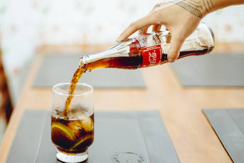 SÃO PAULO, SP, BRASIL, 28.09.2017 - Coca-cola em garrafa KS (King Sise - garrafas de 290 ml) e copo com gelo e limão servidos no restaurante Effendi, na rua Dom Antônio de Melo, 77 , no bairro da Luz, no centro de São Paulo (SP). (Foto: Gabriel Cabral/Folhapress)