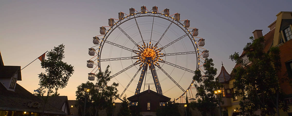 Roda-gigante de 44 metros do Hopi Hari no pôr do sol