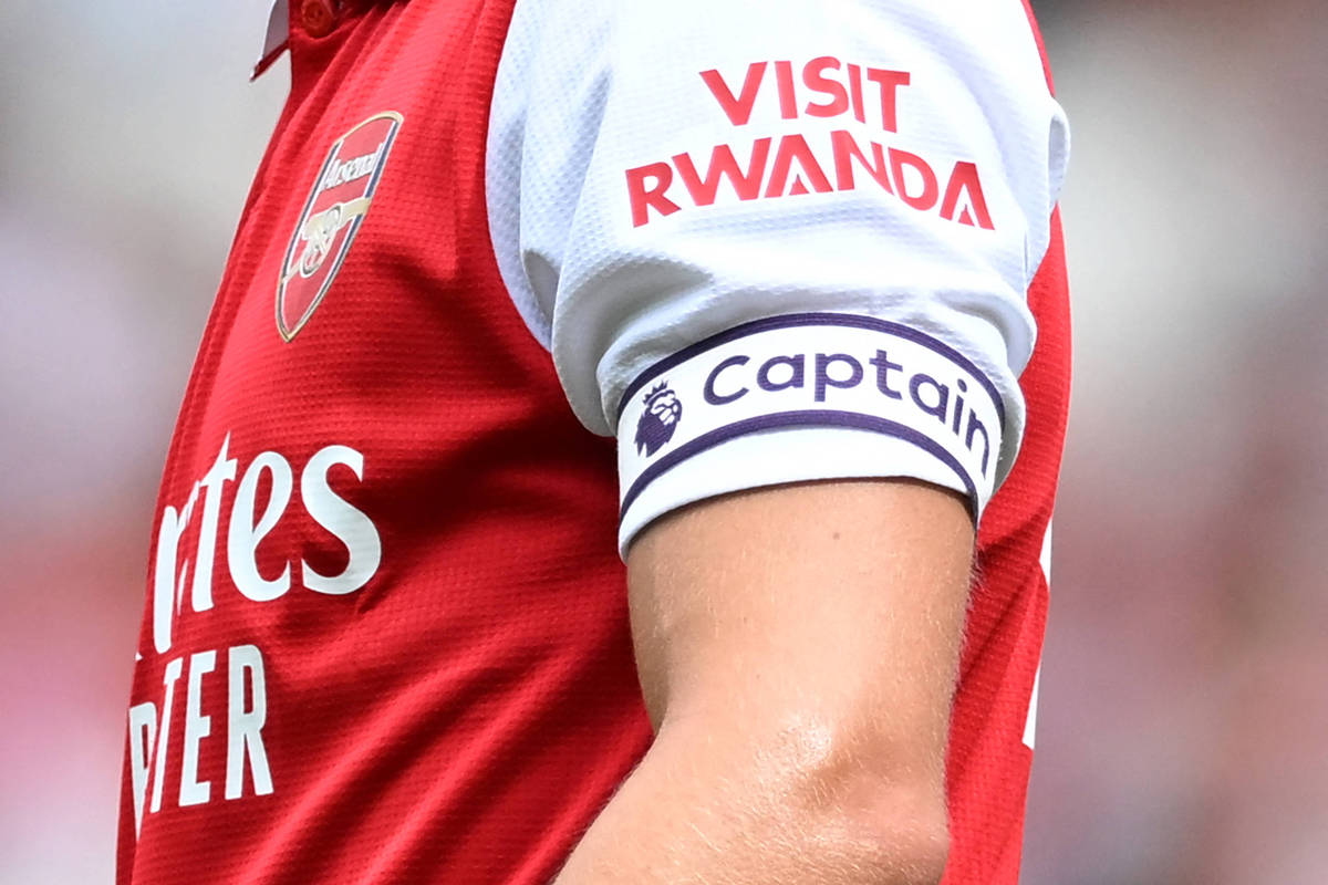 Para Além do Campo: Como a Camisa do Chelsea Revela Lições de Finanças e Geopolítica